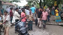 ভূরুঙ্গামারীতে সরকারী মূল্যে সার না পেয়ে সড়ক অবরোধ কৃষকদের