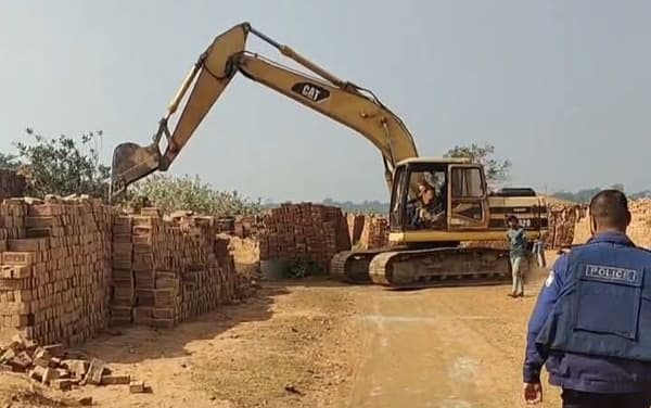 ঝালকাঠির পাঁচটি অবৈধ ইটভাটায় জরিমানা, গুঁড়িয়ে দেওয়া হলো অবৈধ স্থাপনা