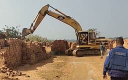 ঝালকাঠির পাঁচটি অবৈধ ইটভাটায় জরিমানা, গুঁড়িয়ে দেওয়া হলো অবৈধ স্থাপনা