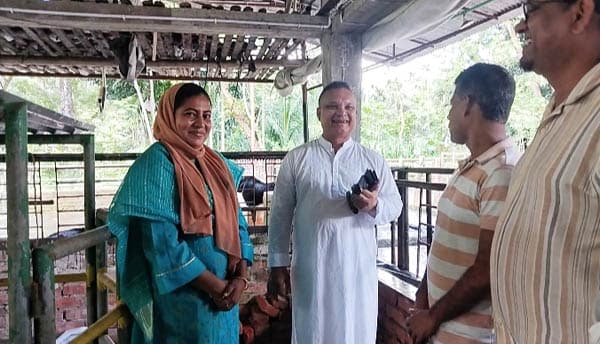 নারী উদ্যোক্তা মাফুজার খামার পরিদর্শনে বিএনপি চেয়ারপারসনের উপদেষ্টা ড. জিয়াউদ্দিন