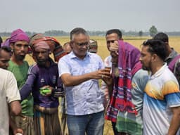 নওগাঁয় কৃষকদের পাশে বিএনপি নেতা পলাশ, হিট স্ট্রোক এড়াতে খাদ্য সহায়তা বিতরণ