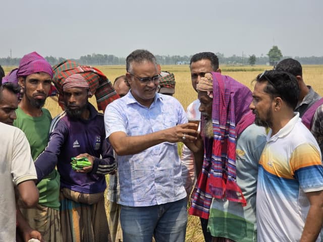 নওগাঁয় কৃষকদের পাশে বিএনপি নেতা পলাশ, হিট স্ট্রোক এড়াতে খাদ্য সহায়তা বিতরণ