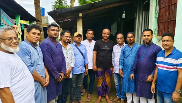 দুর্ঘটনায় আহত কর্মীর পাশে বিএনপির কেন্দ্রীয় নেতা হাজী মুজিব