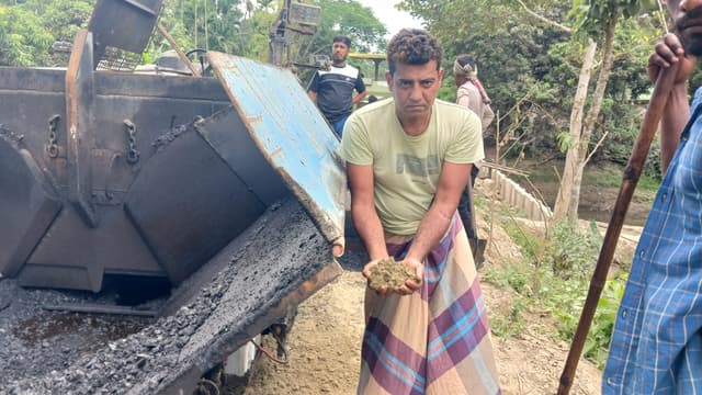 নোয়াখালীতে ১৩ কোটি টাকার সড়ক প্রকল্পে অনিয়ম:স্থানীয়দের বিক্ষোভে কাজ বন্ধ