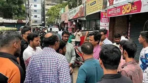 কলতাবাজার মেসে জবি ছাত্রীকে নিতে গিয়ে র‍্যাবের তৎপরতা, অত:পর ..