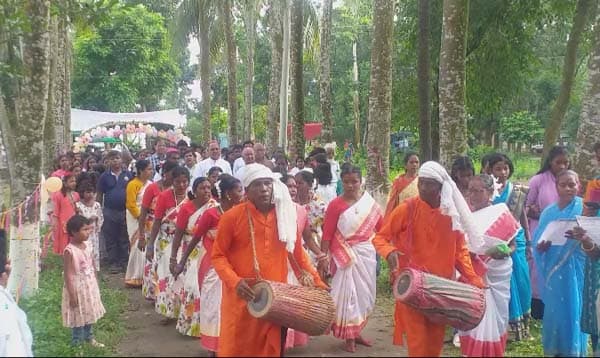 আদিবাসীদের নৃত্যের তালে তালে তিন ধর্মপ্রদেশের বিশপকে বরণ