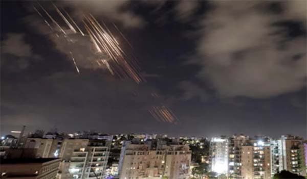 ইসরায়েল লক্ষ্য করে ইরানের ক্ষেপণাস্ত্র হামলা