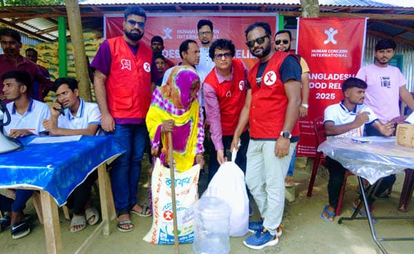 টাঙ্গাইলের দুর্গম চরে বন্যাদুর্গতদের ত্রাণ সহায়তা