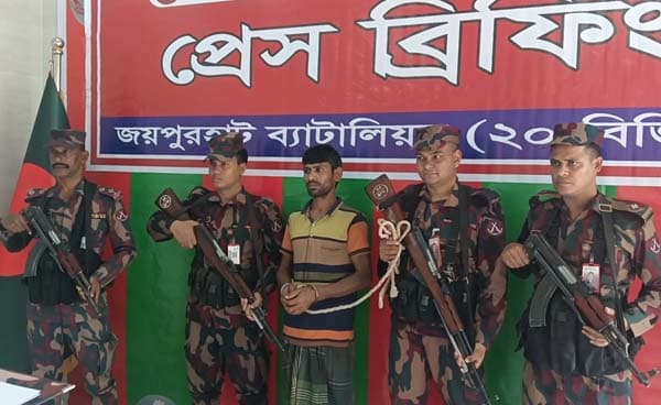 জয়পুরহাট সীমান্তে ১.২ কোটি টাকার স্বর্ণসহ চোরাকারবারি আটক