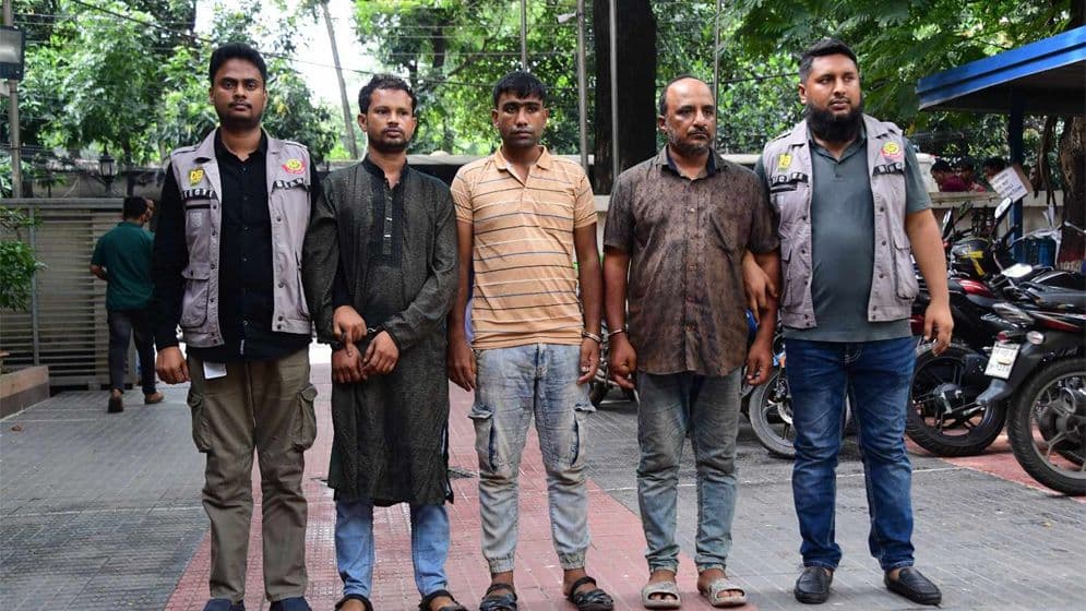 ডিবিকে লক্ষ্য করে গুলি: শুটার বাপ্পি গ্রেফতার, উদ্ধার ৩ পিস্তল ও ১৫১ রাউন্ড গুলি