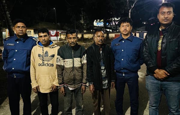 ফেরিতে ছদ্মবেশে তিন পেশাদার জুয়াড়িকে ধরলো নৌ পুলিশ