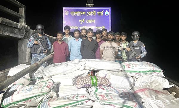 মিয়ানমার পাচারকালে ১০ পাচারকারী আটক, বিপুল খাদ্য সামগ্রী জব্দ