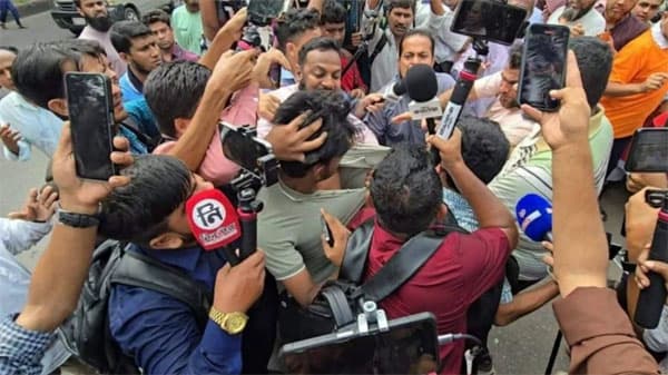 ধানমন্ডি ৩২ এ মিছিল শেষে সাংবাদিকের ওপর হামলা