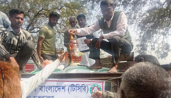 রমজান মাস উপলক্ষ্যে আত্রাইয়ে ভ্রাম্যমাণ ট্রাকে টিসিবির পণ্য বিক্রি