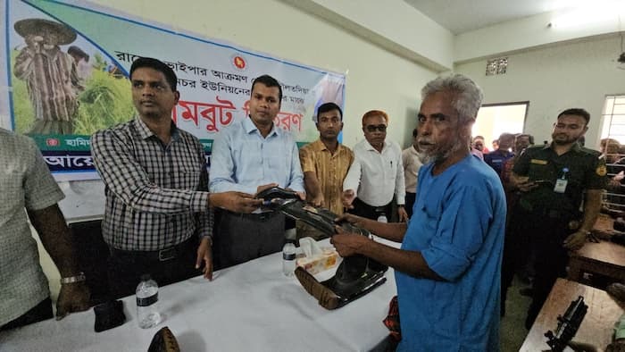 চরাঞ্চলে গামবুট পেয়ে স্বস্তিতে কৃষক, সাপের ভয় কাটিয়ে ফসল তুলতে প্রস্তুত