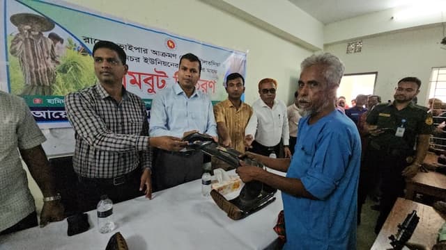 চরাঞ্চলে গামবুট পেয়ে স্বস্তিতে কৃষক, সাপের ভয় কাটিয়ে ফসল তুলতে প্রস্তুত