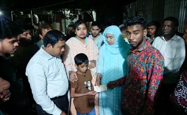 দৌলতদিয়ায় বাস ডুবি: নিহতদের পরিবার পেল সরকারি সহায়তা