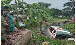সোনাইমুড়ীতে লাশবাহী অ্যাম্বুলেন্স খালে, প্রাণে বাঁচলেন যাত্রীরা