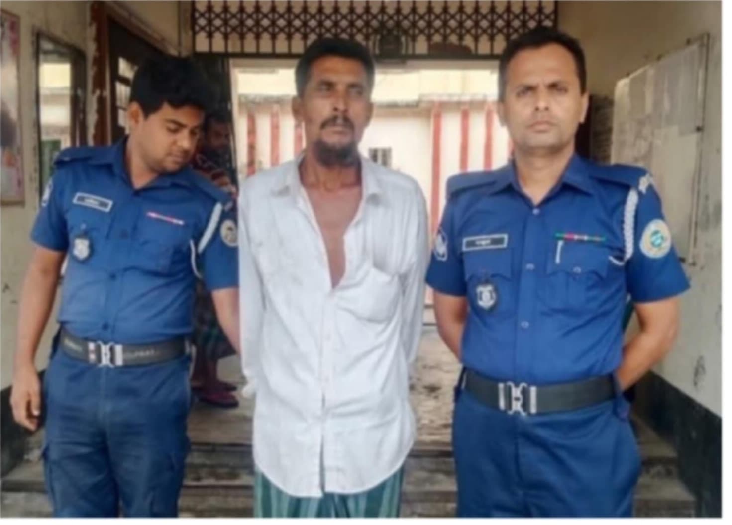 আওয়ামী লীগ নেতা সালাম মোল্লা আটক, প্রতিপক্ষের অভিযোগে পুলিশের হস্তক্ষেপ