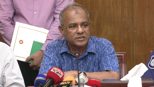 রাস্তা অবরোধের অধিকার কারো নেই,সরাতে আইন প্রয়োগ হবে- স্বরাষ্ট্র উপদেষ্টা 