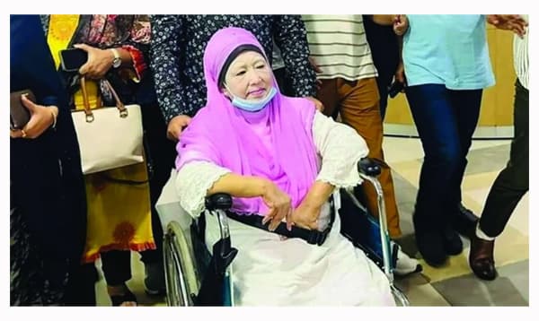 খালেদা জিয়ার লন্ডন যাত্রা আপাতত স্থগিত, চিকিৎসা চলবে ঢাকায়