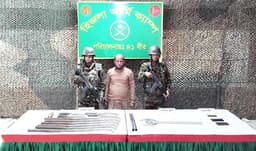 হিজলায় সেনাবাহিনীর বিশেষ অভিযান: বিপুল পরিমাণ অস্ত্রসহ আটক ১