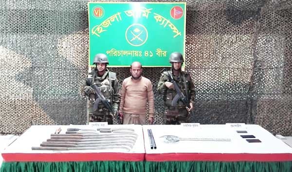 হিজলায় সেনাবাহিনীর বিশেষ অভিযান: বিপুল পরিমাণ অস্ত্রসহ আটক ১