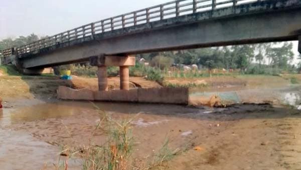 আজমিরীগঞ্জে বাঁধ ফেলে নদী শুকিয়ে চলছে মাছ ধরার মহড়া