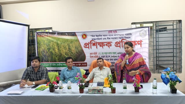 আধুনিক প্রযুক্তিতে আমন ধানের চাষাবাদ শেখানো হলো মাদারীপুরে