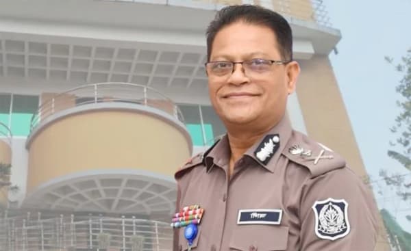 ঝড়ের সুযোগে আইজিপির বাড়ি ভেঙে চুরি!