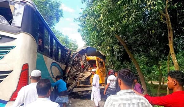 ওভারটেক করতে গিয়ে চাঁদপুরে বাস-ট্রাক সংঘর্ষ, নিহত তিনজন