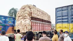 ছয় বছর পর হিলি স্থলবন্দর দিয়ে আপেল আমদানি শুরু