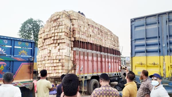 ছয় বছর পর হিলি স্থলবন্দর দিয়ে আপেল আমদানি শুরু