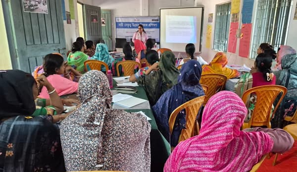 নবাবগঞ্জে সমাজে পিছিয়ে পড়া ২৫ নারী নিলেন নেতৃত্ব উন্নয়ন প্রশিক্ষণ
