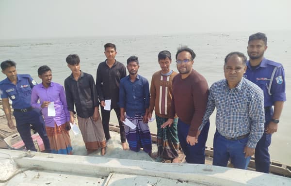 মেঘনা নদীতে কারেন্ট জাল ব্যবহারকারীর জরিমানা, ৬ জেলে আটক