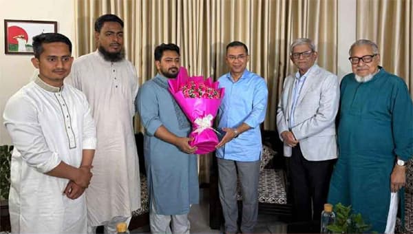 রাজনীতিতে নতুন সমীকরণ, নাহিদের বাসায় তারেক রহমান