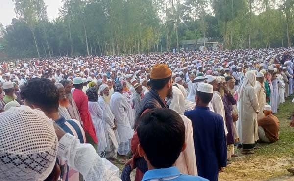 বিশিষ্ট আ'লেমে দ্বীন হযরত মাওলানা আব্দুল মান্নান পীর সাহেবের জানাযায় মানুষের ঢল 