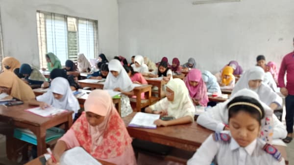 নবাবগঞ্জে কিশোরকণ্ঠ ফাউন্ডেশনের মেধাবৃত্তি পরীক্ষা অনুষ্ঠিত: অংশ নিল ১২৫৭ শিক্ষার্থী