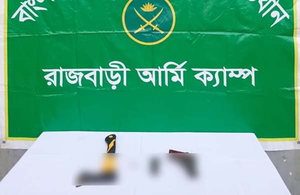 দৌলতদিয়ায় যৌথ বাহিনীর অভিযানে বিদেশি পিস্তল ও মোটরসাইকেল উদ্ধার