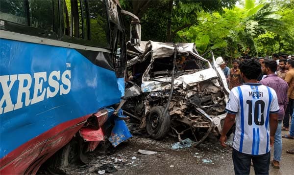 মরদেহ বহনকারী অ্যাম্বুলেন্সে বাসের সংঘর্ষ, নিহত দুই