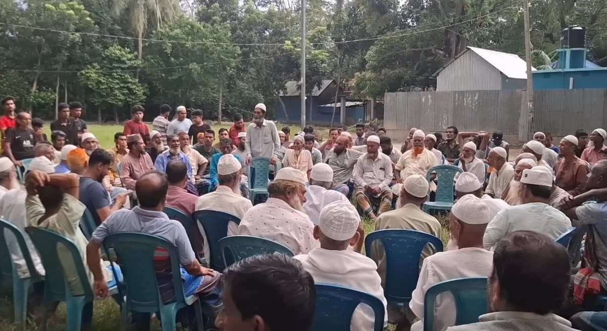মাদারীপুরে চুরি-ডাকাতি ও ছিনতাই প্রতিরোধে গ্রামবাসীর রাতজাগা পাহারা