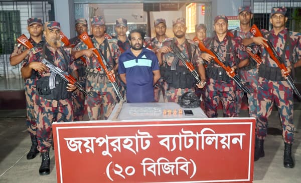 হিলিতে যৌথ অভিযানে মাদকদ্রব্য ও দেশীয় অস্ত্র সহ আটক রিপন