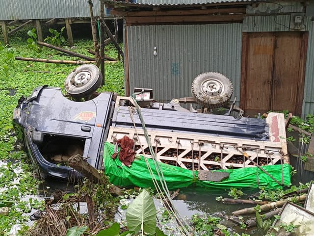 মাদারীপুর ডাসারে পিকাপ উল্টে ডিম ব্যবসায়ীর মৃত্যু, চালক পালিয়ে গেছে