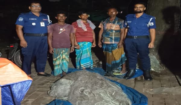 পদ্মায় নৌ পুলিশের অভিযানে জাল জব্দ, তিন জেলে আটক