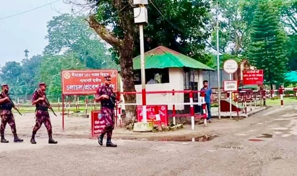 হিলি স্থলবন্দরে আজ থেকে অনির্দিষ্টকালের পণ্য আমদানি-রফতানি বন্ধ