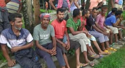 হিলি বন্দরে মজুরি বৈষম্যে শ্রমিকদের কর্মবিরতি