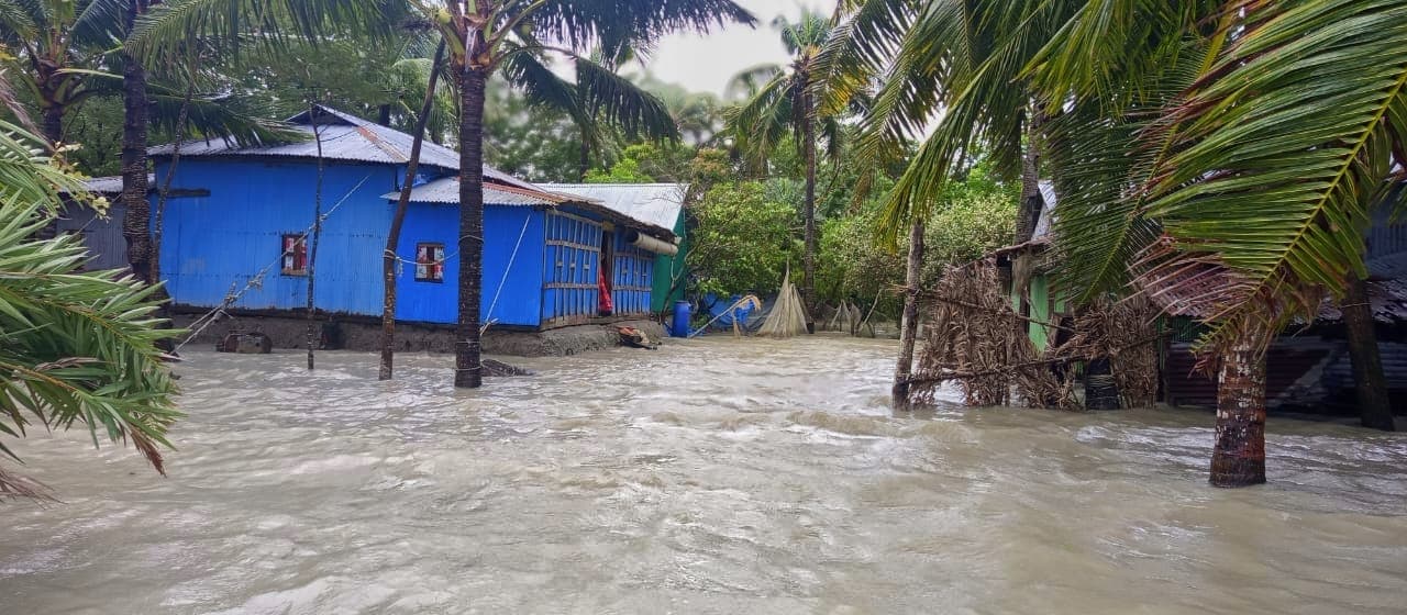 হাতিয়ায় নৌ যোগাযোগ স্বাভাবিক, বাঁধ ভেঙে উপকূলে দুর্ভোগ