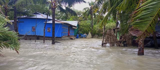 হাতিয়ায় নৌ যোগাযোগ স্বাভাবিক, বাঁধ ভেঙে উপকূলে দুর্ভোগ