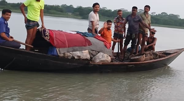 বিষখালী নদীতে অভিযান চালিয়ে বিপুল নিষিদ্ধ জাল ও নৌকা জব্দ