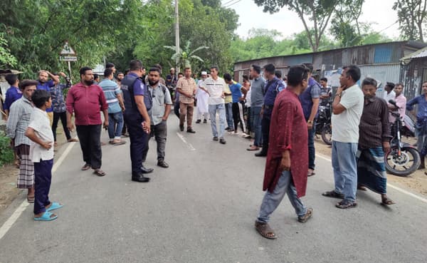রাজবাড়ীতে মানববন্ধন শেষে হামলা, পুলিশ সদস্য আহত